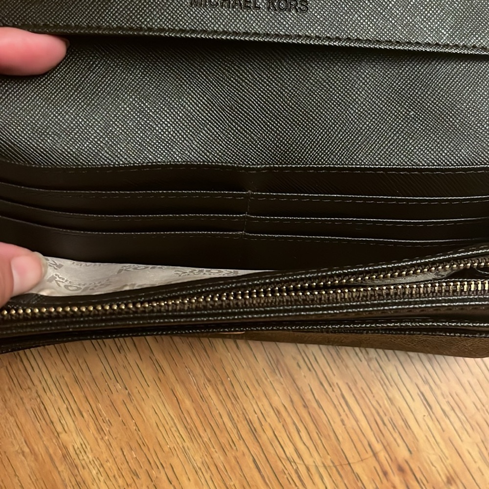 EUC Michael Kors Snap Wallet - Picture 5 of 6